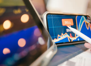 Analist multi-piață examinând opțiuni pe Bitcoin, Ethereum și forex