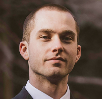 Analist de trading expert în piața crypto, Thomas Whitfield, portret